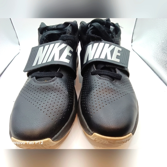 Nike Team Hustle D8 Unisex Size 7Y Black Sneakers - Picture 1 of 7